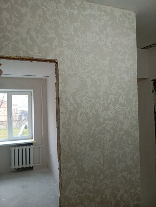 Шпаклівка стін та штукатурка.