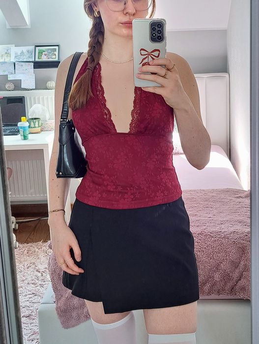 Top burgundowy koronkowy na ramiączkach wiązany w kwiaty