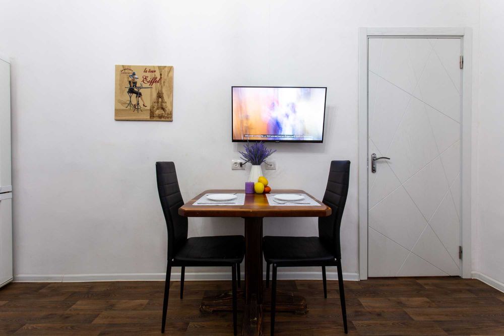 Двокімнатна квартира поряд з ТРЦ Nikolsky подобово/ майдан Конституції