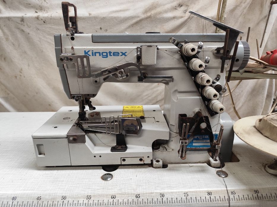 Máquina industrial de costura kingtex.