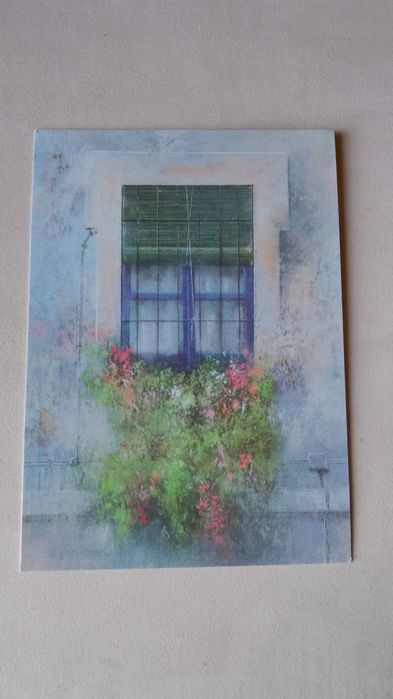 Pocztówka Unicef, okno z kwiatami