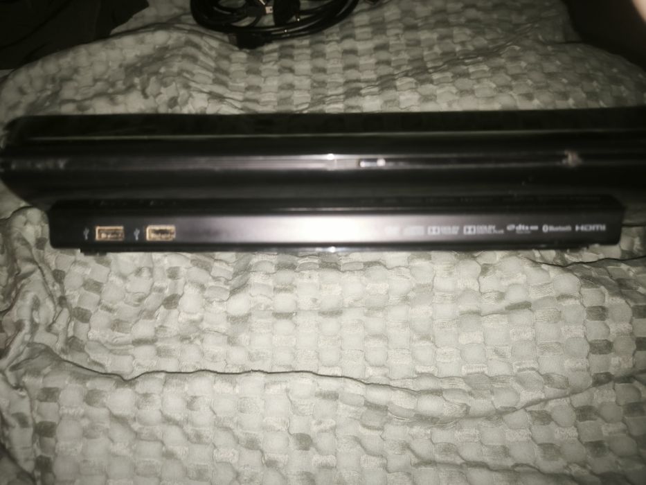 Playstation 3 super slim 500gb mais comando (vai com os cabos também)