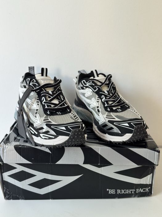 Чорні кросівки Off-White Be Right Back із сірими вставками та фірмовою масивною підошвою.