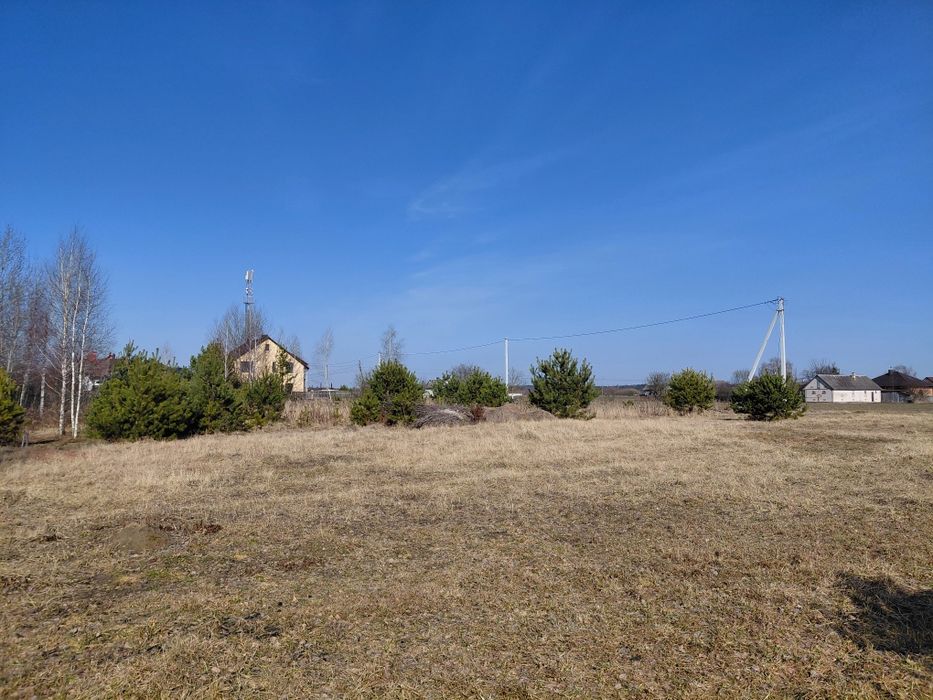 Мальовнича ділянка у зручному передмісті!