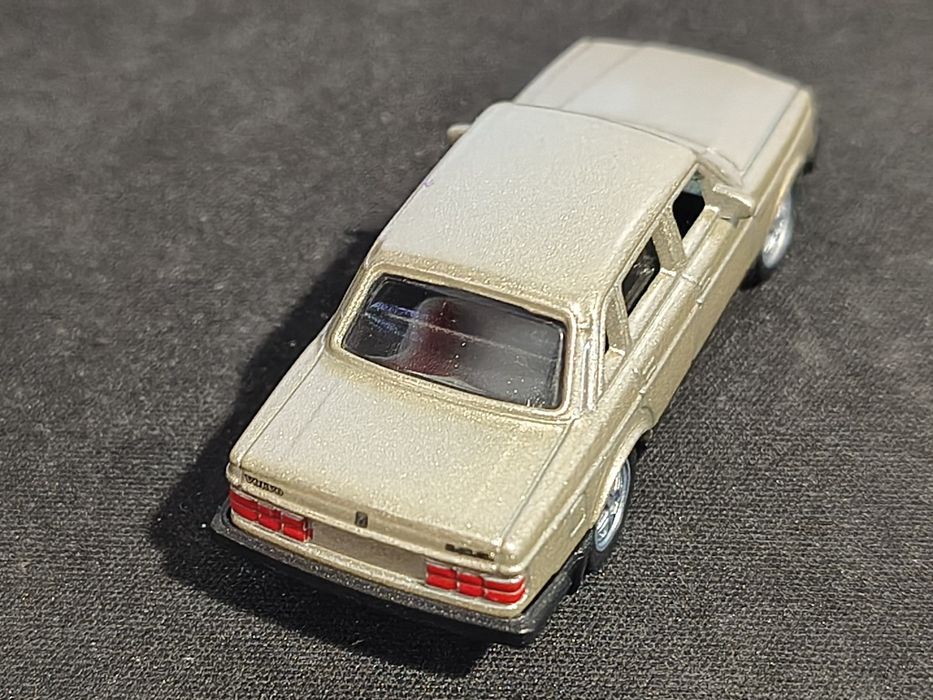 Welly Volvo 240 GL 1:64