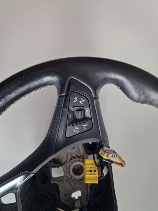 Opel Astra K, Corsa : kierownica grzana, skóra, multifukcja