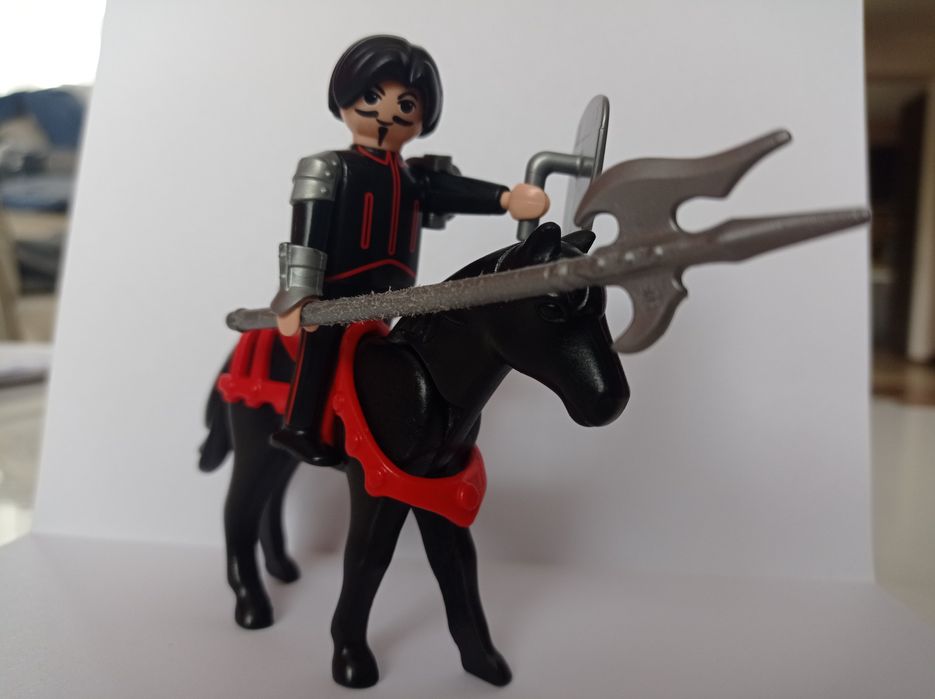 Playmobil rycerz na koniu z lancą i tarczą