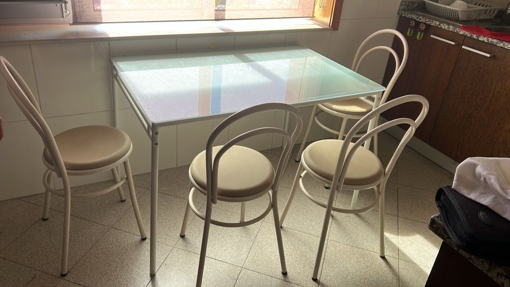 Conjunto de Mesa de Cozinha em Vidro e Metal + 4 Cadeiras Estofadas