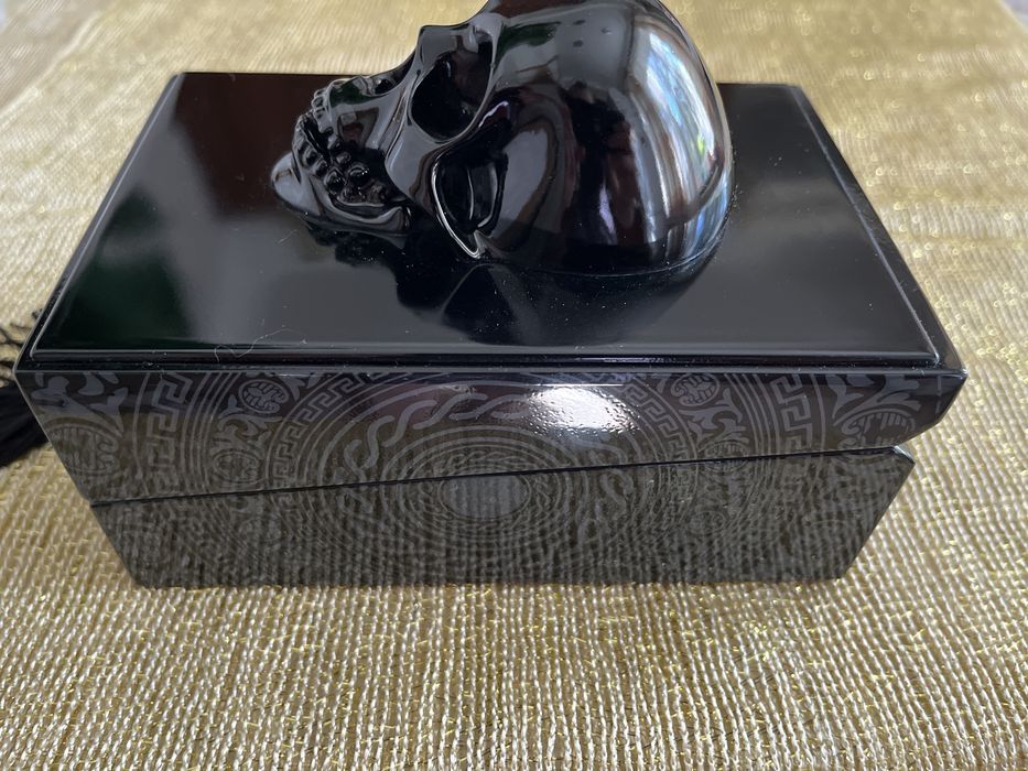 Подарункова скринька з черепом