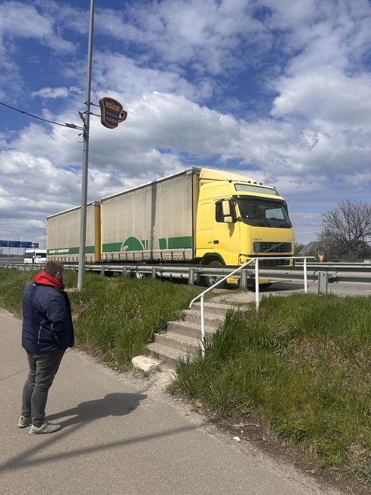 Будка KRONE тентована в гарному стані. Стояла на Volvo