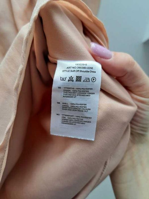 Pudrowa sukienka hiszpanka NLY Trend • Rozmiar S