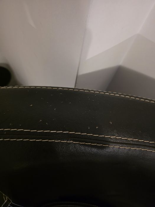 Conjunto sofá/poltrona e 2 pufe