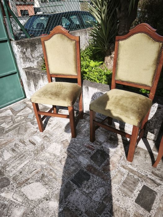 Estes cadeiras são móveis de estilo clássico, fabricados em madeira