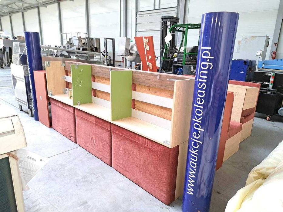 Wyposażenie restauracji (sofy i półki)