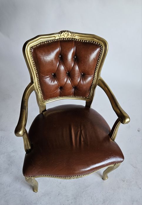 Fotel ze skórzanym obiciem