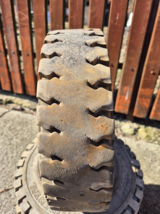 Opony pełne koła 4.00-8