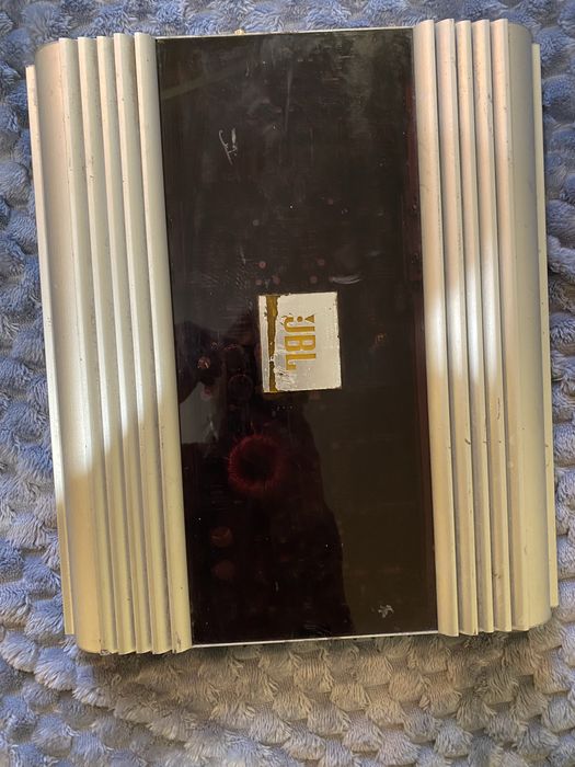 Продам уселитель jbl