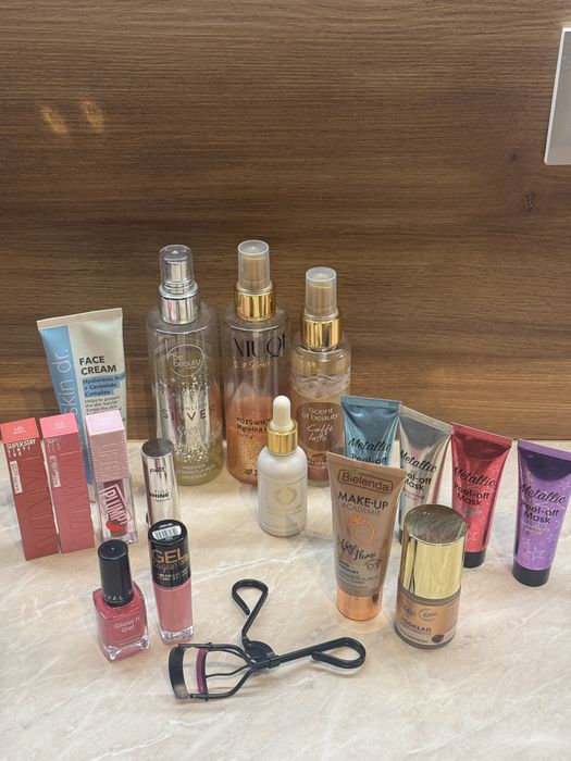 Zestaw kosmetykow do pielegnacji / kosmetykow / mgiełek