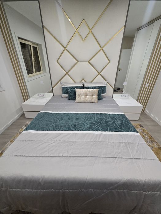 Coberta de cama com almofadas decorativas