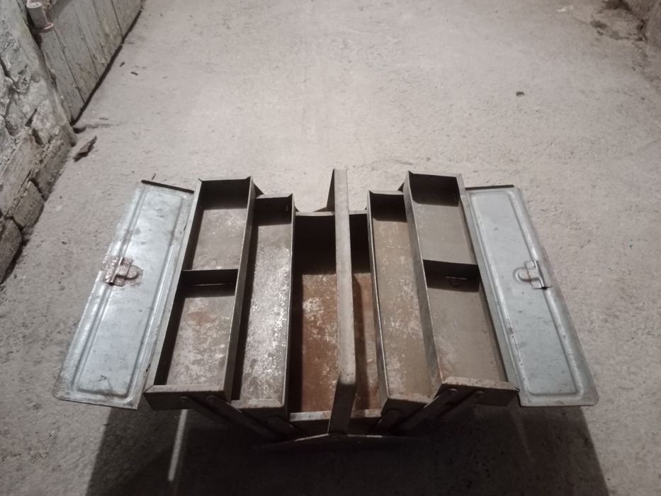 Skrzynka narzędziowa, metalowa z czasów PRL.