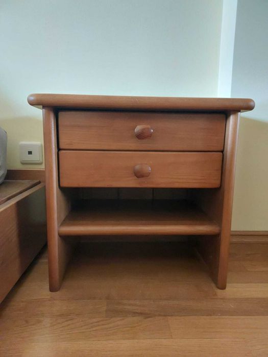 1 Und. Mesa de Cabeceira - CERNE - MADEIRA MACIÇA