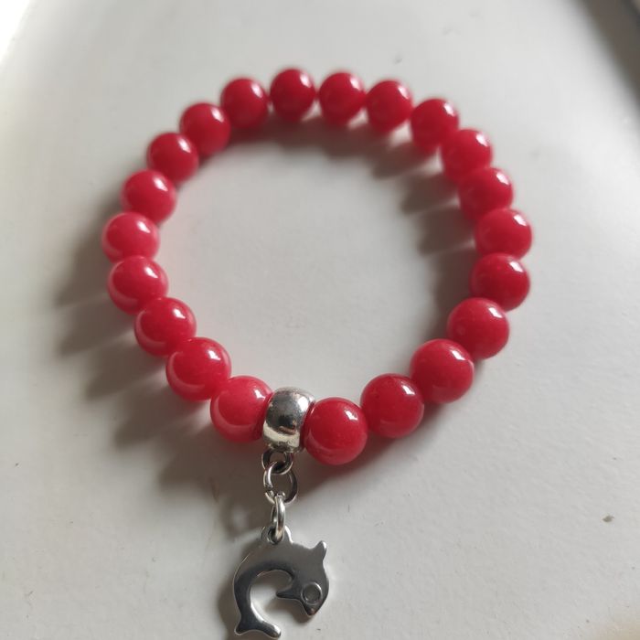 Bransoletka czerwony koral z zawieszką delfin