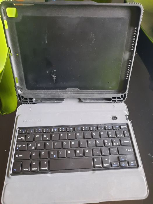 Ipad 8" magnetic inteligent case witn Bluetooth keyboard