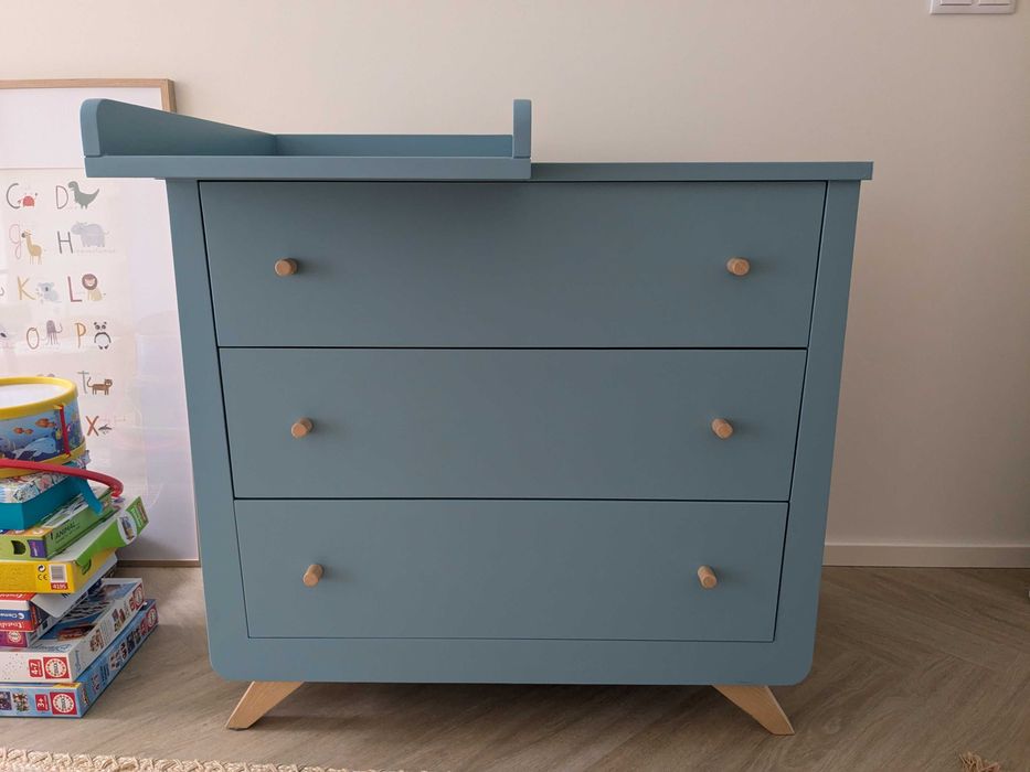 Conjunto berço + Colchão Care Pigü 140x70 + cómoda com fraldário em madeira – azul claro, muito bom estado