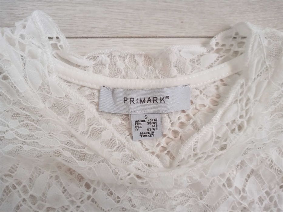 Piękna biała koronkowa bluzka z baskinką