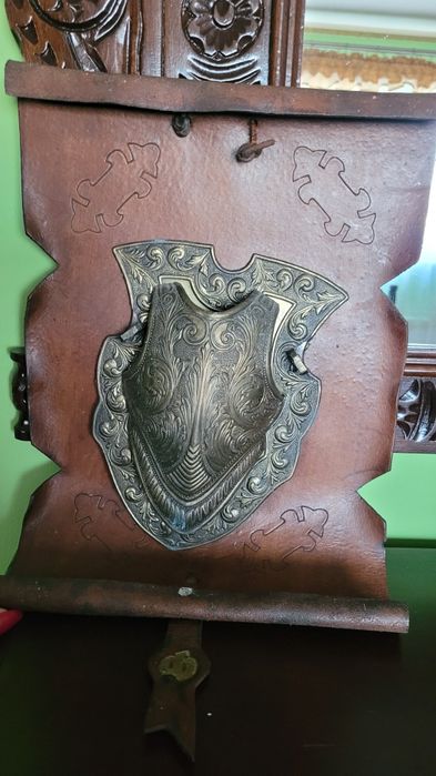 Panoplia z tarczą pancerzem i dwóch skrzyżowanych mieczy