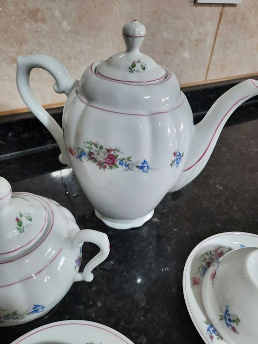 Serviço de chá com bule e açucareiro