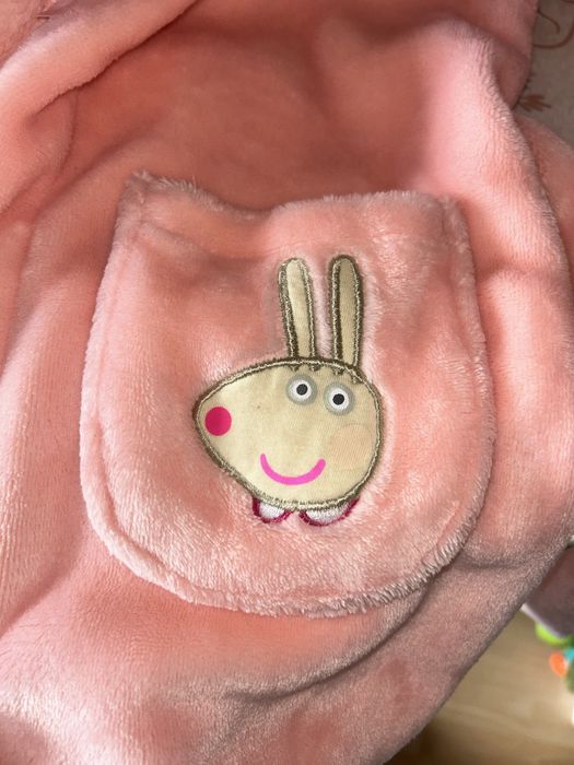 Śliczny szlafroczek dziewczęcy z kapturem Świnka Peppa
