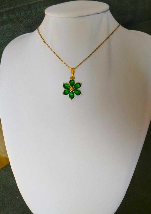Colar Aço Dourado c/ Flor de Cristais Verde NOVO