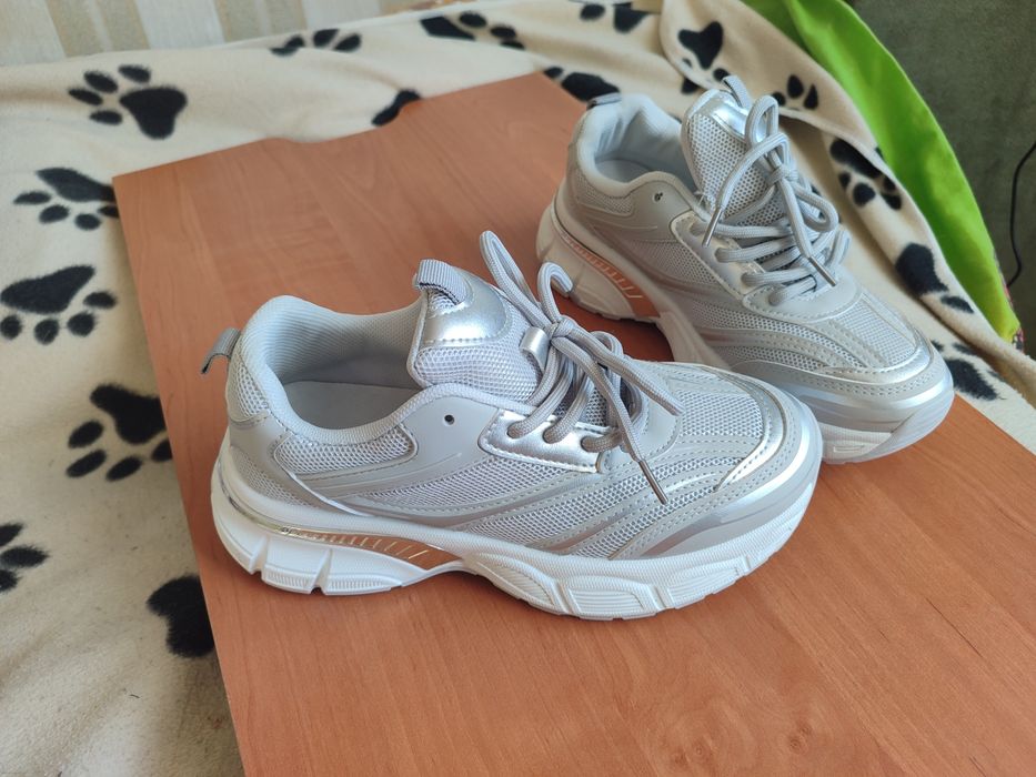 Нові срібні кросівки