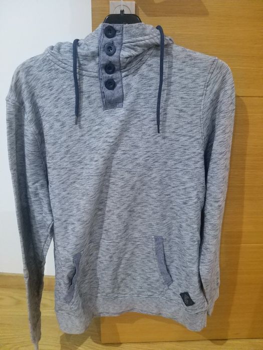Várias camisolas e T-shirts de marca