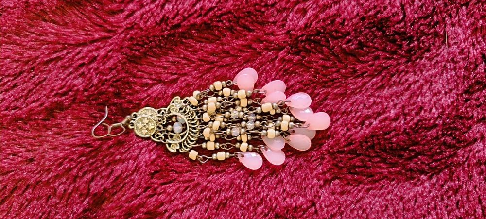 Bricos compridos em cor de rosa. Usados