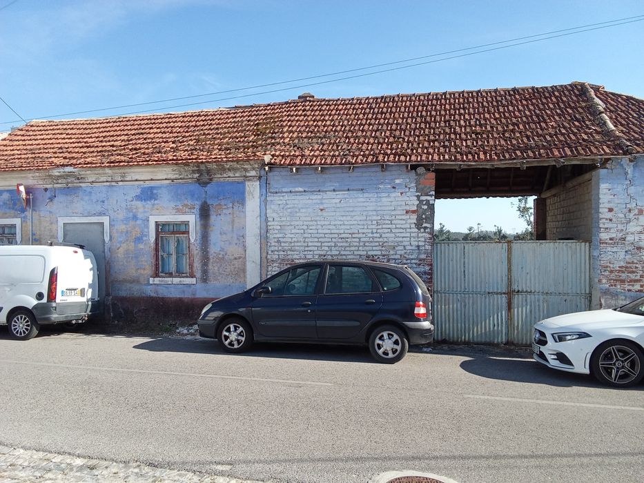Terreno para construção com 3002 metros, com casa antiga para reconstruir.