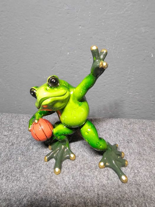 Żaba z piłką figurka