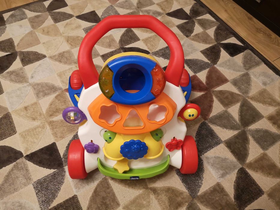 Pchacz Chicco - zabawka edukacyjna