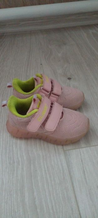 Подарую Кросівки для дівчинки clibee 26