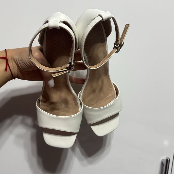 Білі   босоніжки