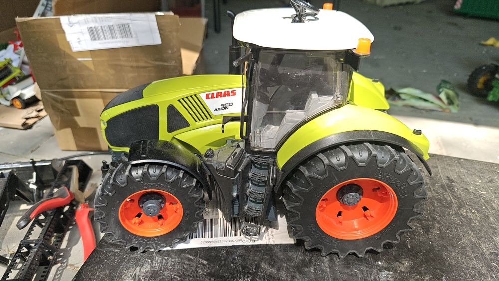 Bruder traktor claas