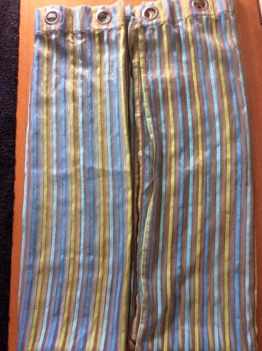 Cortinas e almofadas