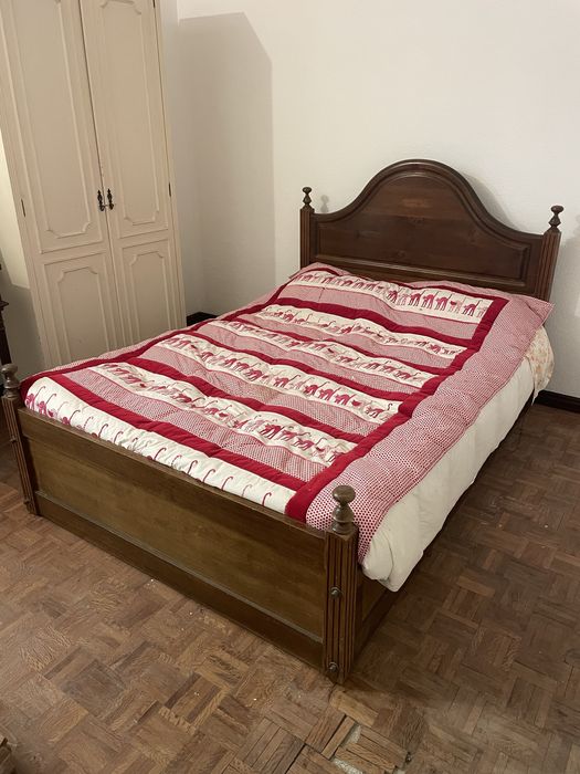 Cama de casal de madeira