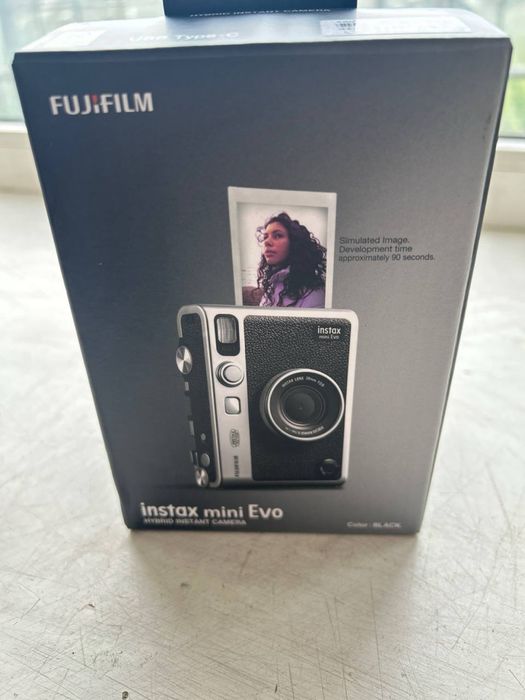 Fujifilm Instax Mini Evo Black - камера миттєвого друку
