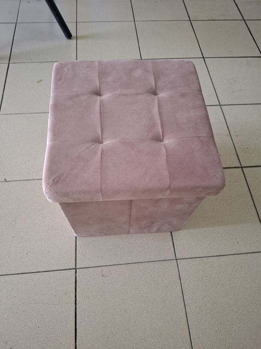 Banco felpudo com arrumação cor rosa velho