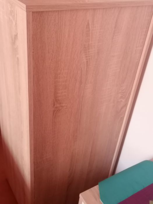 Móvel alto com 4 gavetas e um espaço no topo