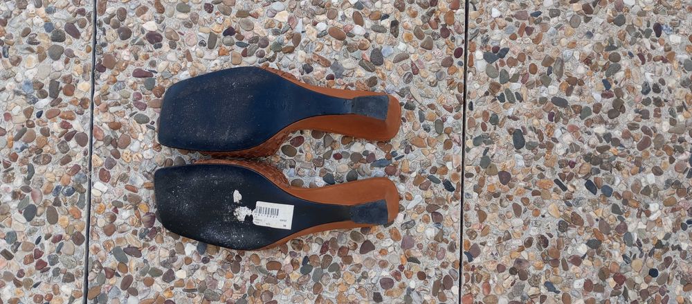 Chinela em pele cor camel entrançada