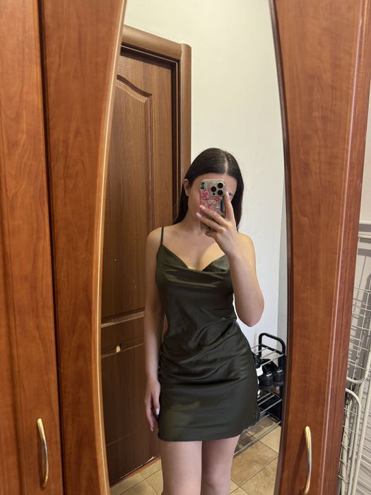 Зелена атласна сукня Stradivarius