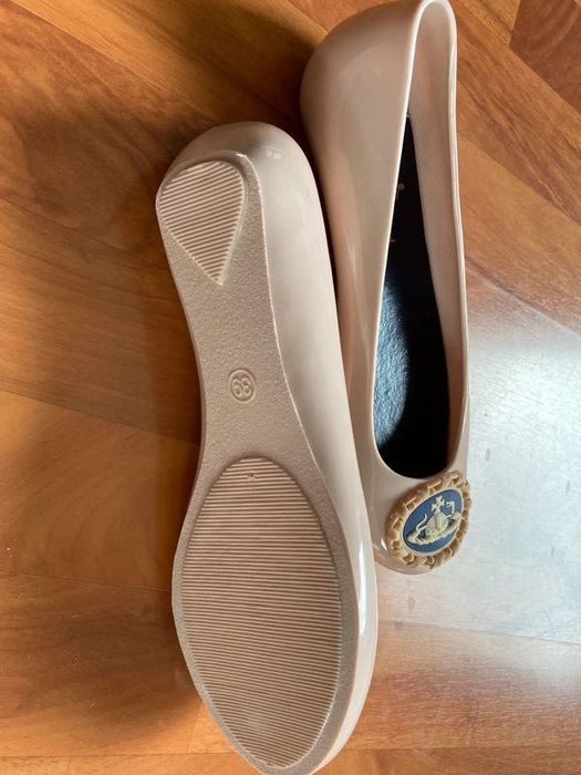 Melissa Vivienne Westwood r. 39